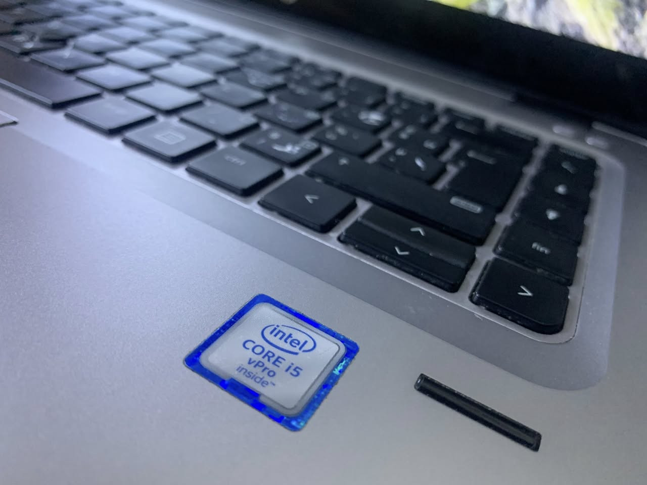 سلام عليكم لابتوب hp مواصفات مذكورة
مكاني بغداد البياع السعر 250 وبيه مجال 
لابتوب نقصه شاحنن و بطارية بس هية بطاريته شغالة
للتواصل على الرقم ***********
