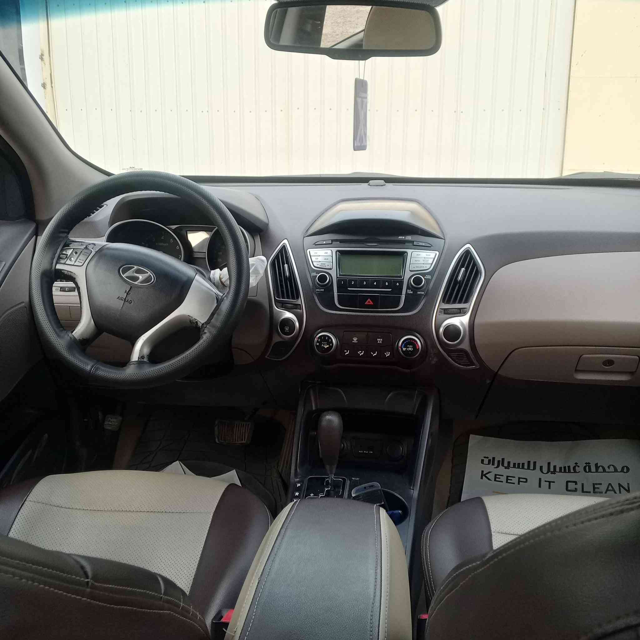 توسان موديل2013 مواصفات عاديه ماشيه 94الف مكفوله من الصبغ بيها رصعه ب باب السايق وباب الصندوق  سعرها152 وبيها مجال ***********
