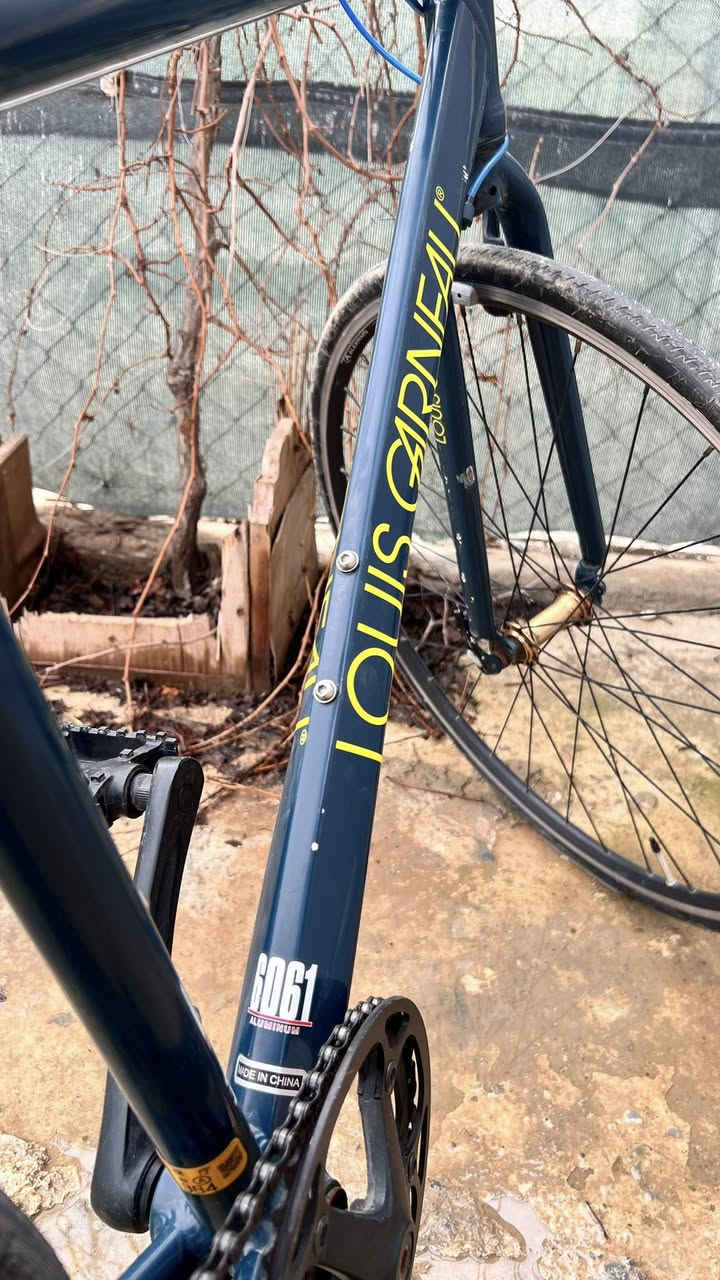 سلام عليكم بايسكل للبيع النوعية بالة كندي 🇨🇦 
سباقات سي 700 كير امامي واحد فقط الخلفي 8 نمر حجم البايسكل 28 بريكات سستم شيمانو شغال امامي وخلفي فحمات اصلي مال شركة تايرات اصلية فحم بايسكل كلو مختم كندي علة وضع شركة ما بي اي نقص السعر قفل قفل 75 بدون معاملة عنواني موصل قوسيات شارع تلكيف رقمي ***********
