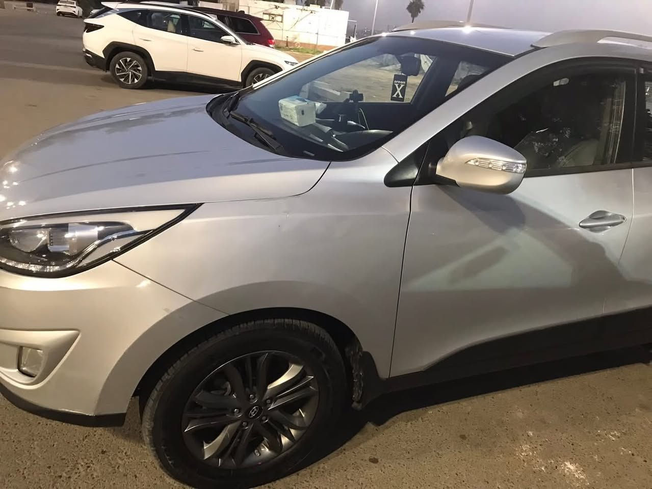 السلام عليكم
توسان للبيع 2015 خليج
رقم بغداد 
باسمي تحويل ثاني يوم 
بيها بارد بسيط بالجاملغ الأيسر 
والباقي كفالة عامة 
سونار موجود 
سيارة كلش نظيفة واحلى من صور 
السعر 148وبيها مجال حك الجية 
مكان السيارة بغداد 
الرقم ***********
