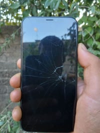 ايفون اكس ٦٤ • بطارية ٦٨% • شاشة مفطرة