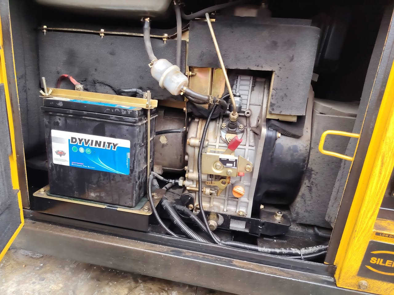 مولد كاتم لبيع 35 امبير شغال سلف مشتغل قليل نضافه 90بل ميه ***********
