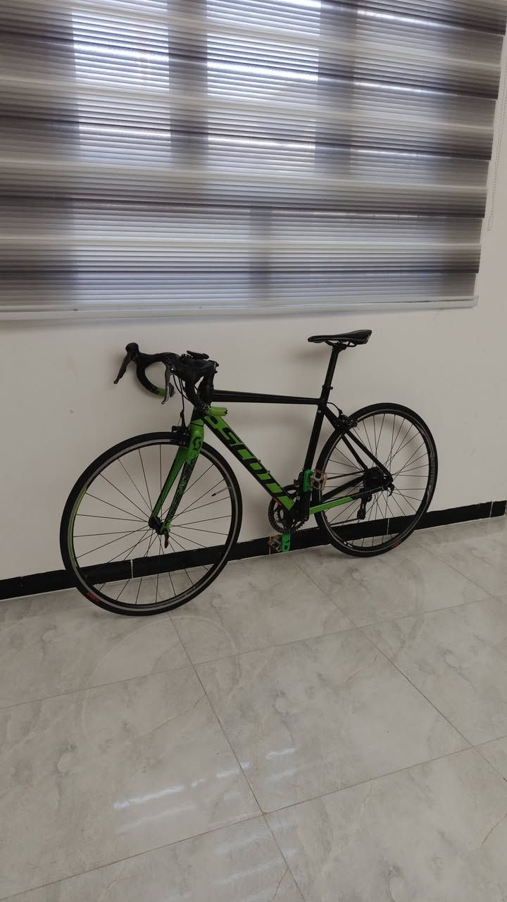 السلام عليكم ياب 🙋‍♂️🙋‍♂️
دراجة الطريق سكوت سباق     rod scott bike
دراجة موديل. حديث 
فريم المنيوم دفن 
ويالة المنيوم طرب 
تايرات شوالبي 
سيت كلاراس حديث دفن 
ستيرن ولفاف دفن 
الدراجى كلها ساينكروز ختم واحد 
صوتها طرب عالي 6 بنط 
الماشة كاربون فايبر 
وزن الدراجة ريشة حرفيا وزنها 8.9kg
وياها تغليف pvc مال ويل 
الملاحضات بيه شخوط بل لون مال ماشة وشخوط بل فريم غير ضاهرية مكحلة 
اي ستفسار متواجد خاص او واتساب او اتصال ***********
