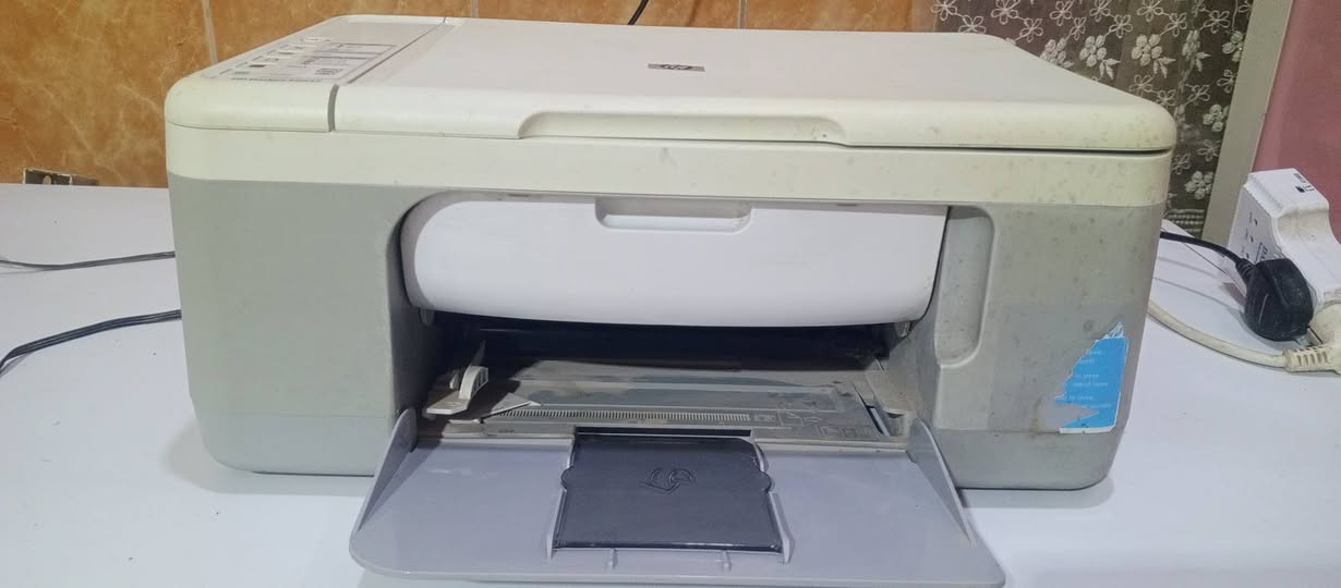 سلام عليكم . طابعه نوع (hp)  مستخدمه وهاي نضافتها.  بيها كسر بالباب مال فتح واغلاق فقط ومايئثر الكسر    هيه ومحولتها كامله . سعر مناسب تفيدك اتفضل خاص او اتصال ***********
