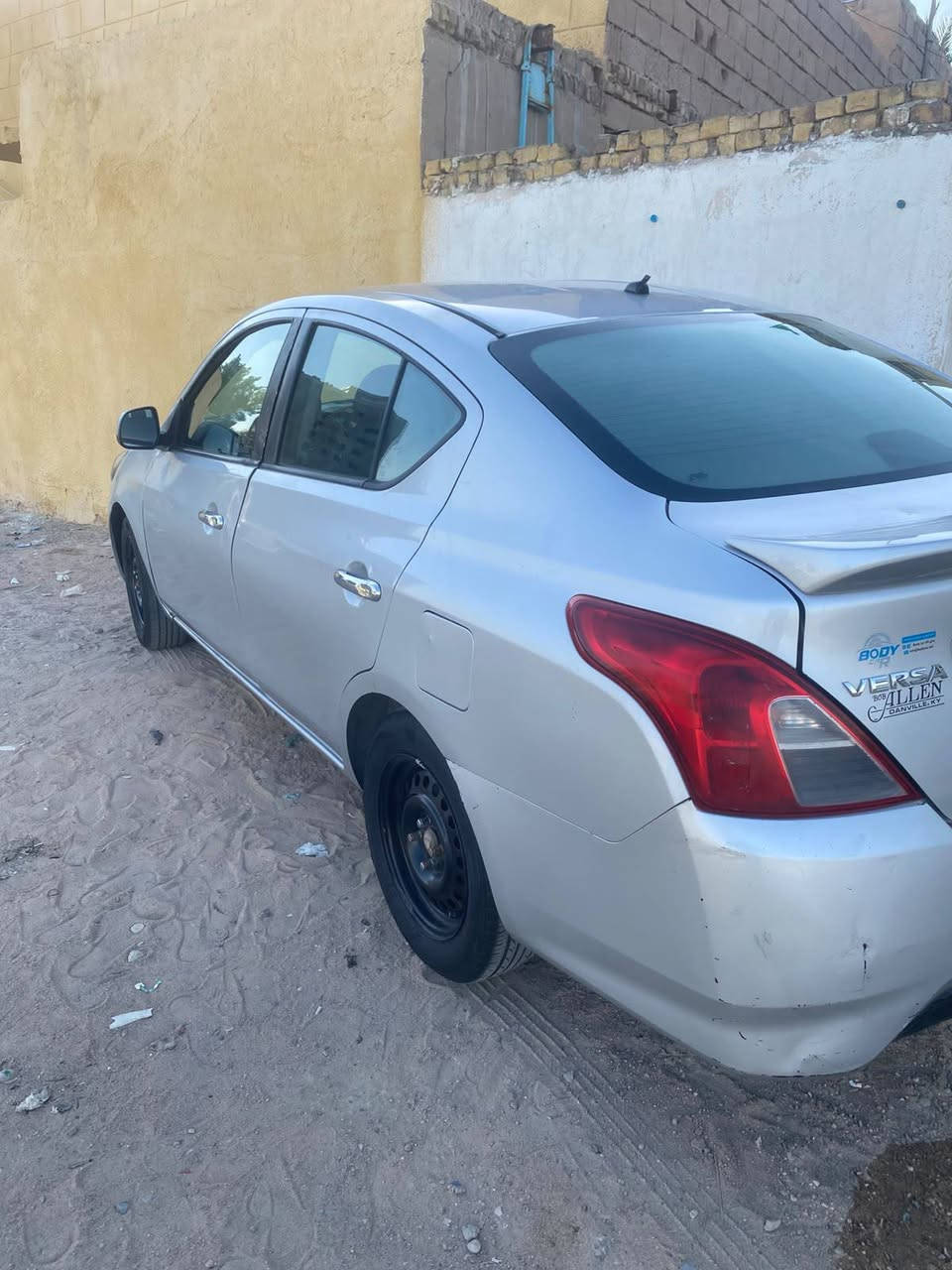 نيسان فيرسا 2015 جاهزة مكينة وكير تحويل مباشر سنوية جديدة بيهه جاملق وبنيد تبديل فقط والتكمة شبر للبيع او لمراوس مكاني البصرة كوت الحجاج  
السعـر 75 وبيهه مجال ه‍ـ***********
