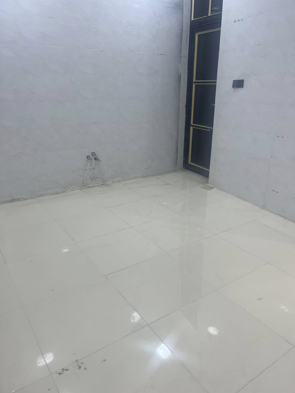 دار بناء حديث مساحه 100طابو زراعي سند 25تحويل مباشر  يحتوي ع صاله وهول ومطبخ وغرفه نوم وحمام داخلي وخارجي وغرفه طابق ثاني وبيتونه
الموقع حي الاساتذه خلف شوون العشائر 
استفسار اكثر ع السعر تواصل ع الرقم ***********
