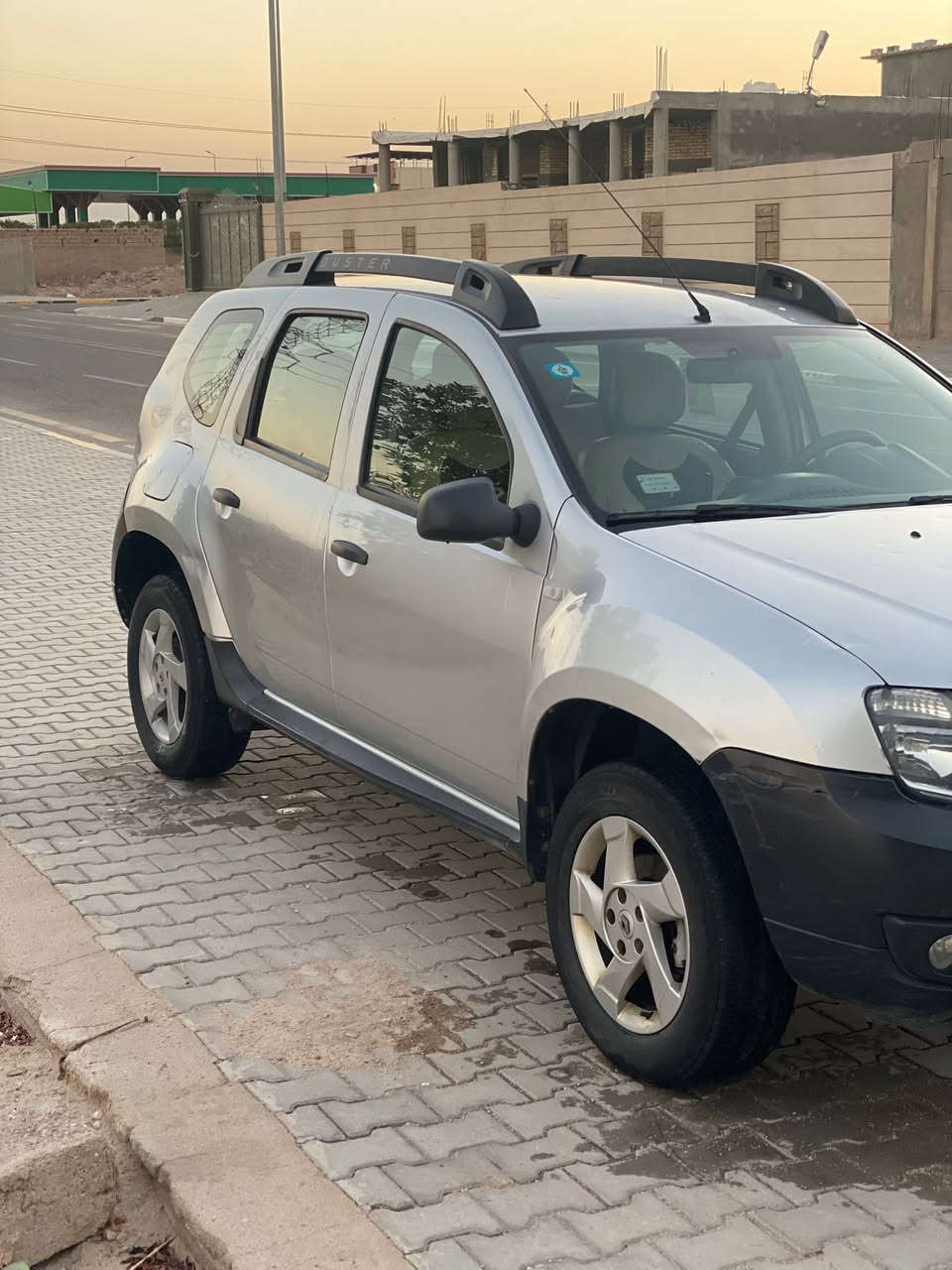 السلام عليكم 
رينو داستر مديل 18 مكينة كير كفاله حداديه تبريد جاهزه رقم بصرة باسمي جاهزه للتحويل ما بيها نقوصات البدي كفاله من الضربه القويه والصبغ والتبديل بيها طخات شوف العين السعر 100 وبي مجال قليل للشراي للاستفسار  ***********
