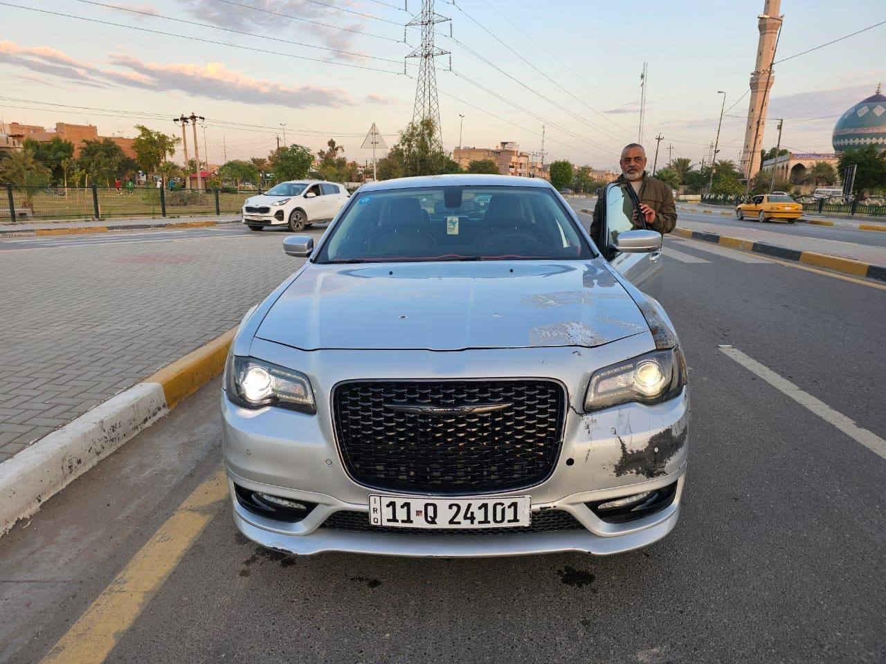 السلام عليكم...
كرايسلر 300 اوباما 2023 
ماشية 30.000 
ستة سلندر 
حادث بداية الجاملغ وبداية البنيد موضح بالصور بدون دواخل 
مواصفات التيورنك معروفة 

كير مكينة حدادية كهربائيات كلهة بشرط. 
رقم بغداد هزة جديدة شرط التحويل. 
السعر: (300 ورقة يعني 3 شدات وبيها مجال جدأ بسيط حك جيتك ) 
مكان السيارة بغداد البياع 
للتواصل عل الرقم فقط.... 

 *********** بغداد, العراق
