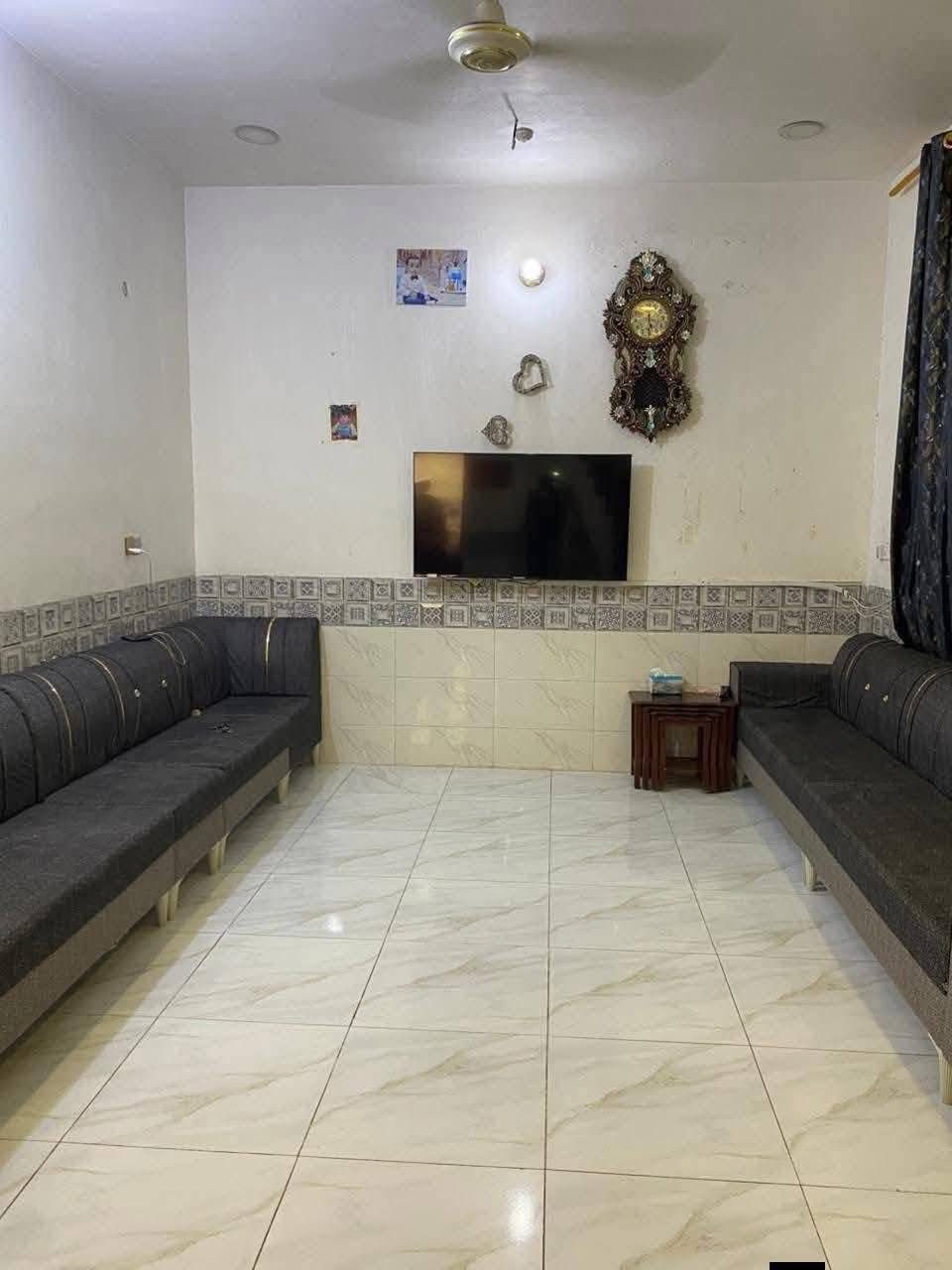 السلام عليكم 
دار للبيع مكان مميز جدا مستعجل 
طابوزراعي سند 25
تحويل البيت بعد الشراء مباشر 
نوع البناء //طابوق السقف صب كونكريت بإشراف وتنفيذ مهندس مدني 
العنوان // بابل المدحتيه/حي علي قمارة على الشارع التبليط مباشر ركن على شارعين امامي 10متر فرعي 7متر على الجه اليسرى تحويل مباشر
المساحة// 200مترسند 
واقع حال 213متر
الواجهه //11متر
تحويل البيت 
 ثاني يوم بعد الشراء
تفاصيل البيت 
غرفت نوم عدد 2
استقبال 
صاله كبيره
مطبخ 
ممر خلفي 
طارمه
صحيات داخليه و خارجيه
نصب نضام كاميرات 
خدمات كامله من ماء وكهرباء
 وتبليط لحد باب البيت 
عرض الشارع 10متر
السعر //١٠٠وبي مجال
سنة البناء 2024
البيت حلو ومرتب  على الشارع التبليط مباشر 
ملاحظه//البيت مابي اي نقص 
بناء درجه اولى تصميم خارطة نضام تركي 
البيت ركن على شارعين الرئيسي ١٠متر والفرعي ٧متر باب على الشارع الفرعي 
للاستفسار
مراجعة مكتب دلالية وائل الهندي 
***********وائل الهندي
***********ابو علي
