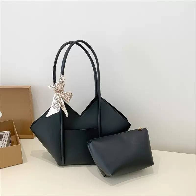 ✨جنط نسائية موديل راقٍ وأنيق
👜تصميم عصري ومميز يلفت النظر
 تجي وياها بوك صغير نفس اللون لزيادة الأناقة والفائدة
 خامة مرتبة وشكل فخم يناسب مختلف الأذواق
 متوفرة بعدة ألوان جميلة ومطلوبة


**إذا كنت صاحب هذا الإعلان وتريد حذفه لأي سبب، رجاءا أرسل رسالة إلى الدعم الفني**