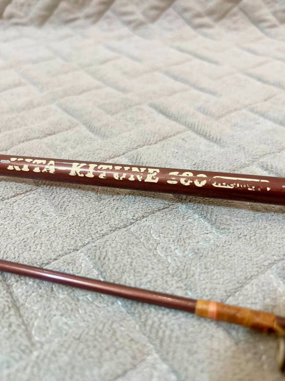 ✓✓✓السعر ٢٥ ألف 🔐✓✓✓
قصبة الصيد "KITA-KITUNE"
​الاسم بالعربي: كيتا كيتسوني (وتعني "الثعلب الشمالي" باليابانية).
​بلد الصنع🇯🇵🇯🇵🎣🐟🐬🦈🐋
: يابانية الأصل (غالباً من إنتاج شركة Olympic أو شركات يابانية عريقة مشابهة من حقبة الثمانينات والتسعينات).
​الطول: 1/80 متر
​الصلابة: تعتبر قصبة صلبة (Hard/Heavy)، وهي مخصصة للصيد الثقيل (مثل صيد الشاطئ أو من القوارب) وتتحمل أوزان سمك كبيرة.
​افايبر كلاس (Fiberglass) المعالج، وهو ما يعطيها اللون البني المميز والمتانة العالية جداً ضد الكسر مقارنة بالكاربون الحديث.

​هذه القصبة تُعتبر اليوم من "الأنتيك" أو "البالة اليابانية" المرغوبة جداً في العراق لمتانتها:
​ نظافة الحلقات (Guides) والقاعدة (Reel Seat).
​ملاحظة: القصبة التي تملكها تبدو بحالة جيدة جداً، وهي مثالية لصيد "السمتي" و"الگطان" في الأنهار العراقية لأنها لا تنكسر بسهولة.


**إذا كنت صاحب هذا الإعلان وتريد حذفه لأي سبب، رجاءا أرسل رسالة إلى الدعم الفني**
