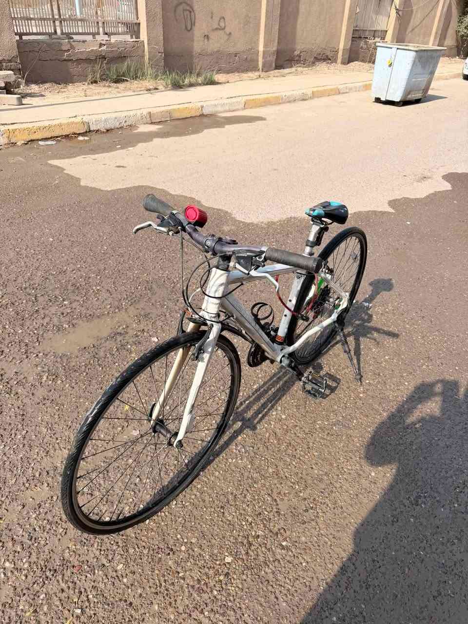 السلام عليكم عندي هذا البايسكل اريد ابيعة نضيف مابي نقص حالياً متروك اني ما اعرف بيهن اخذتة ب 250 قبل فترة ياريت الي يريد يشتري بدون ما يكسر بي واني خادم قيم وتدلل *********** متواجد واتس اب
