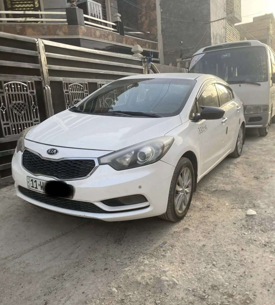 مساء الخير كيه سيراتو ٢٠١٤ خليجي 
مكينه ١٦٠٠ دوش سياره مال جناي وجاهزه 
كير مكينه تبريد خير من الله تخم تاير خير من الله 
سياره بيه صبخ فقط جاملخين وبنيد بدون دواخل بدون ايرباك لغود شواصي كفاله 
سياره رقم بغداد نكليزي بسمي مكاني بغداد كفائات السيديه *********** السعر ١١٣ بيه مجال بسيط
