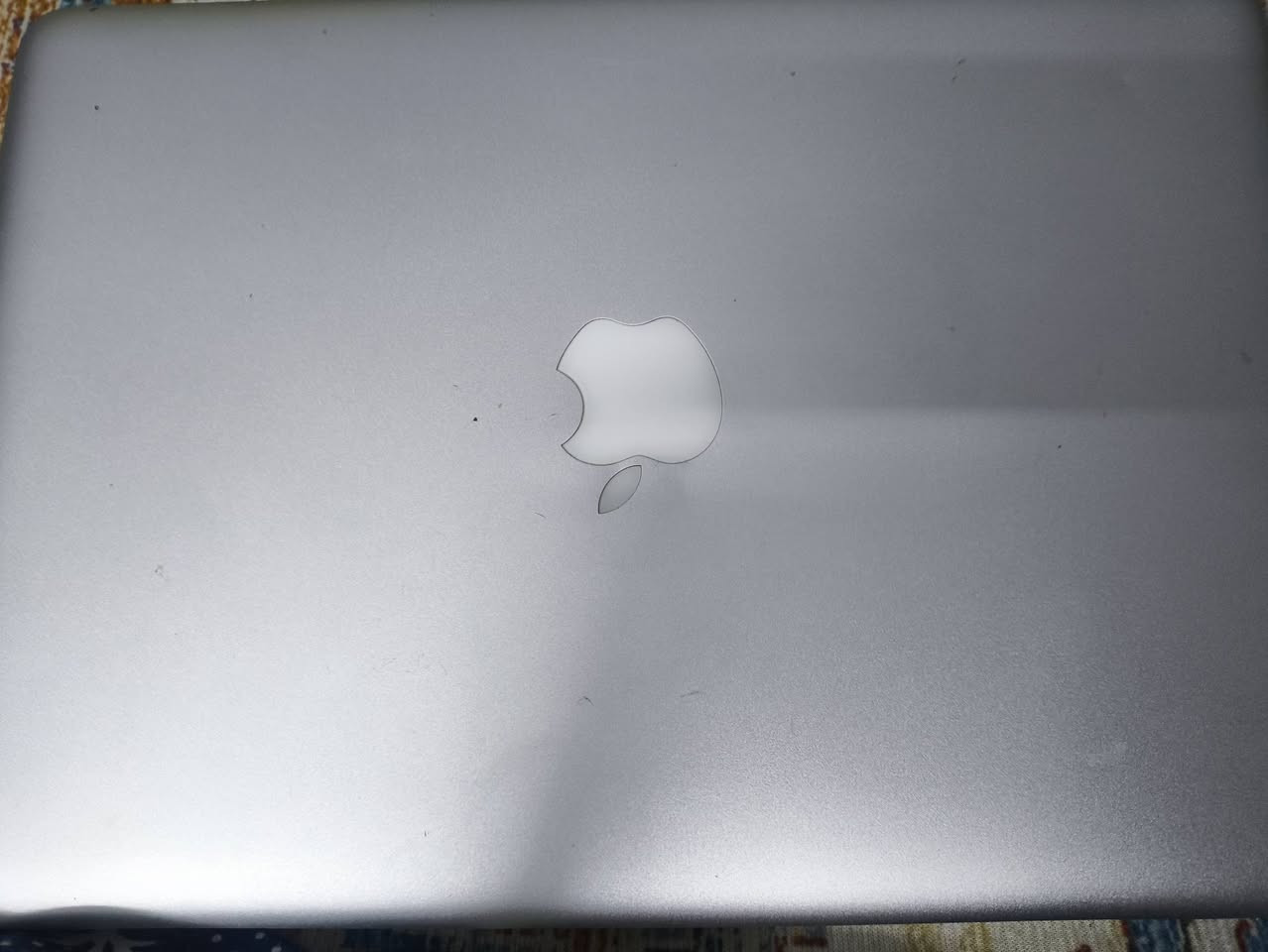 📢 للبيع: لابتوب أبل ماك بوك برو (MacBook Pro 13-inch - Mid 2012) 💻✨
لابتوب أوريجينال وقوي من أبل، خامة ألمنيوم متينة جداً وممتاز للدراسة، التصفح، والعمل اليومي.
🔹 المواصفات الفنية:
المعالج: Intel Core i5 بسرعة 2.5GHz (مع Turbo Boost يصل لـ 3.1GHz).
الذاكرة (RAM): 4GB DDR3 (قابل للترقية بسهولة حتى 16GB).
التخزين: 500GB HDD (قابل للترقية إلى SSD).
الشاشة: 13.3 بوصة ناصعة بدقة HD.
كارت الشاشة: Intel HD Graphics 4000.
المنافذ: USB 3.0، Thunderbolt، قارئ كروت SDXC، ومحرك أقراص CD/DVD.
🛠️ حالة الجهاز والملاحظات:
الحالة العامة: نظيف جداً، والشاشة واللوحة الأم وكل القطع الداخلية تعمل بكفاءة عالية.
الملاحظة الوحيدة: يحتاج تصليح أو تبديل قاعدة الشحن (MagSafe Port) فقط. (ملاحظة: قطعتها منفصلة ورخيصة المتوفر بالسوق وسهلة التبديل لهذا الموديل).
الملحقات: الشاحن الأصلي (MagSafe 60W 

ويحتاج براغي اربعه للقاعده 

السعر 80 الف رقمي (***********)
العنوان بغداد
