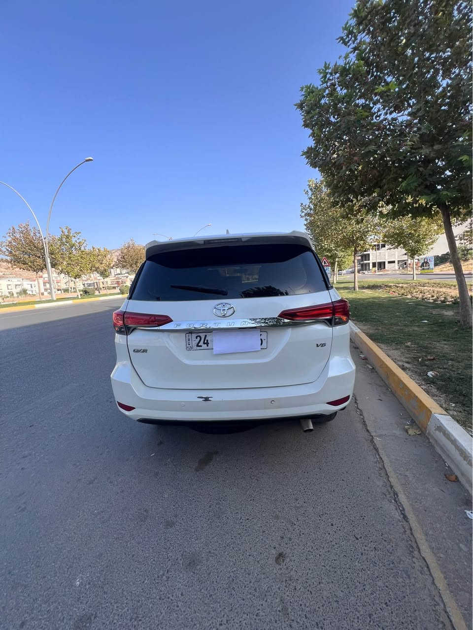 ويوتا فورتشنر موديل ٢٠١٨ محرك ٦ سلندر 
مواصفات سياره GXR
سياره كير ومحرك وتبريد بشرط 
سياره رقم وسنويه وهزه جديده 
سياره رقم دهوك رقم انكليزي 
سياره باسمي تحويل نفس يوم
سياره ماشيه ١٧٧ ألف كيلو متر 
سياره بيها 
قبخ صندوق صبغ بدون دواخل
مع جاملوغ خلفي صبغ هم بدون 
دواخل مع شويه بالدكمه هم بدون 
دواخل طبعا مبينه بالصوره مع لون 
ازرق كلها بدون دواخل شرط 
بيها هم شي تعديلين صغير على بارد
سياره : 
بجم كبس يعني بجم وبدن ولغود 
وشواصي وايرباكات كلها وضع شريكه
سياره مكانها دهوك وداخل دهوك
سياره مواصفاتها :
بصمه ابواب وتحكم بالستيرن 
شفتات بالستيرن 
دبل كير ثلاث وضعيات قياده
نظام ايكو و سبورتي 
لايد ليد خلفي وامامي
كشنات جلد 
ثلاث مقاعد وسبع راكب 
تبريد مركزي وثلاث قطع
شاشه وكاميره 
دبل اكسل 
نظام مانع انزلاق 
حساس خلفي 
اكو هوايه مواصفات اخرى ...
سعرها ٢٤٩ ورقه 
*********** بيها واتس دهوك, العراق
