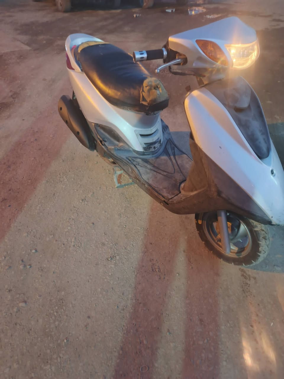 بريز لايت عالي
دراجه بلاديه ختم واحد
كابريتر بلاديه
سلف هندر سغال
كهربايات دراجه كلها شغاله لايت عالي ناصي اشاير شغاله
عنواني بغداد الشعله 
السعر 600 وبيها مجال
***********
