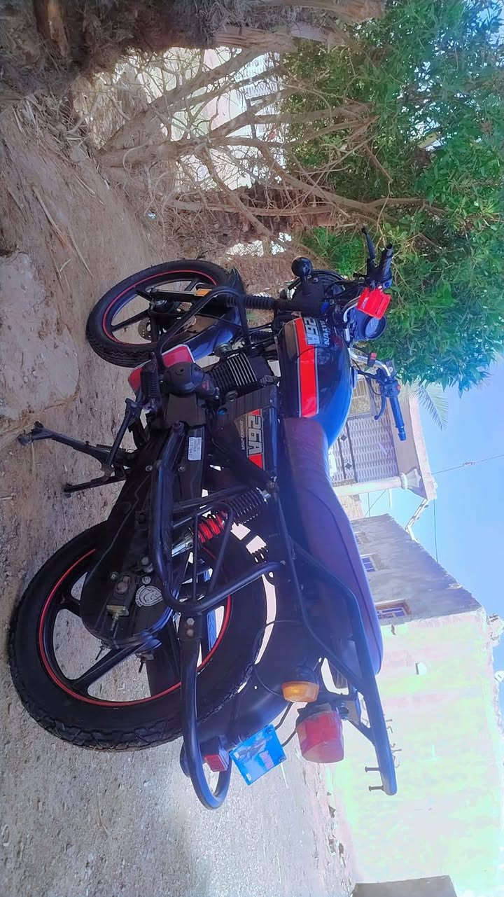 يا الله سلام عليكم دراجه للبيع دايون نفخ موديل 22 أوراق اصولي وصل معرض منفيس شرط الأصولي محرك 200 كتابه حمره سويج سجينه مكفوله كفاله عامه شرط محرك ما مدوده عليه اصبانه دراجه انضف من الصوره بعده جديده السعر مليون 350 وبيه مجال اتصل وبيك خير وتدلل ***********
