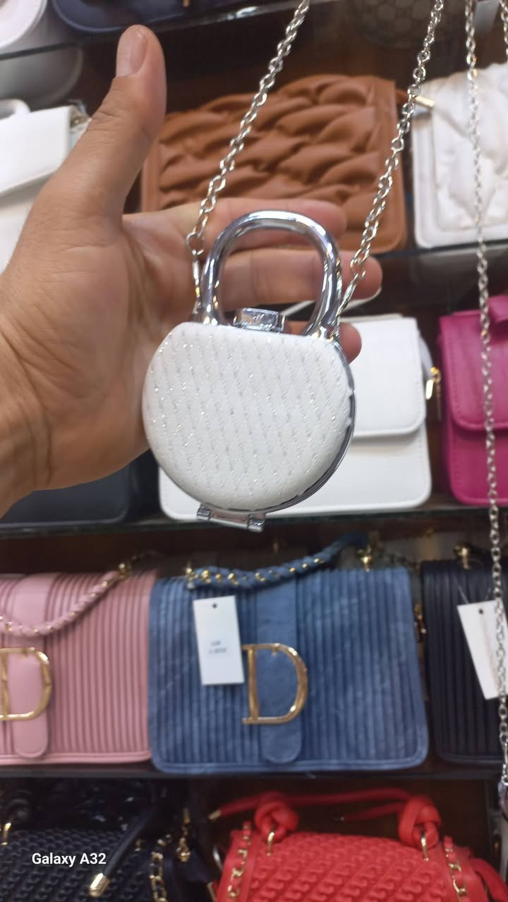 جنطه صغيره 
داخل مرايه


**إذا كنت صاحب هذا الإعلان وتريد حذفه لأي سبب، رجاءا أرسل رسالة إلى الدعم الفني**