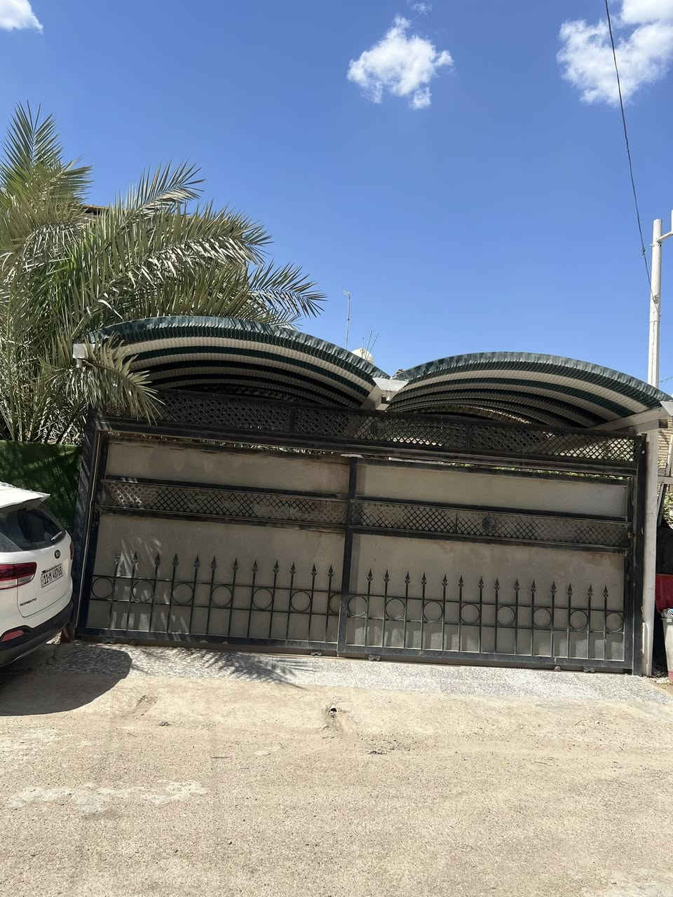 بيت مساحة ١٢٥ طابو ملك صرف مساحة ١٢٥ واجهة ٦ وربع نزال ٢٠ طابقين وبيتونة مع تشجير ١٠٠ متر 
يحتوي على استقبال ومطبخ وثلاثة مجاميع صحية 
ومساحة درج مع غرفة نوم في الطابق الأول وثنان غرف في الطابق الثاني 
البيت كامل بناء حديث 
العبيدي حي الرئاسة شارع ٢٠ قرب أفران الزيتون 
***********
