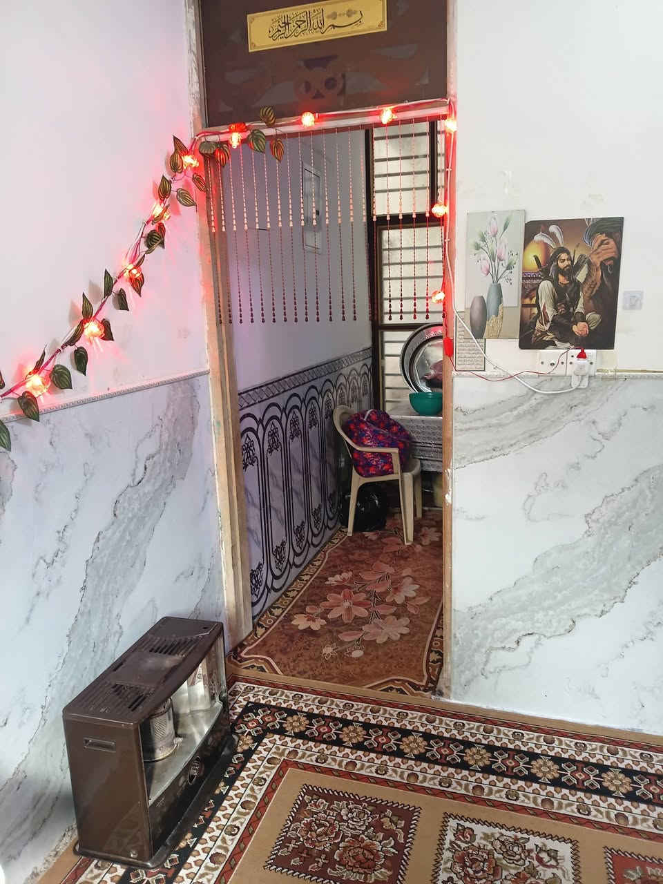 ٥٠ م دار للبيع زراعي نضيف يحتوي استقبال منور مطبخ حار بارد صحيات وفوق غرفه وبيتونه 
العنوان البلديات الضباط الثانيه شارع ٢٠ قرب أسواق الحجي.
خدمات مي كهرباء مجاري فقط تبليط قريبا 
السعر ٦٤ بي مجال للشراي للاستفسار يرجى الاتصال برقم 
***********
