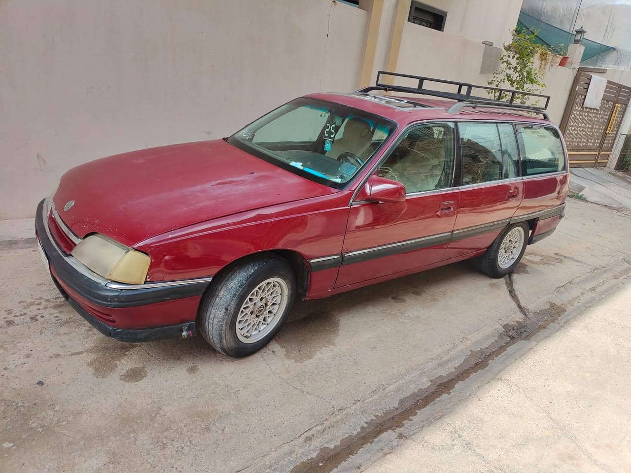 اوبل اوميكا
موديل 1993
صبغ عام
سنويه لحد 2027
كابون بنزين موجود 
مشروع وطني
مكينه وكير بشرط 
سعره 40$ وبي مجال
مكلف بالنشر ***********
