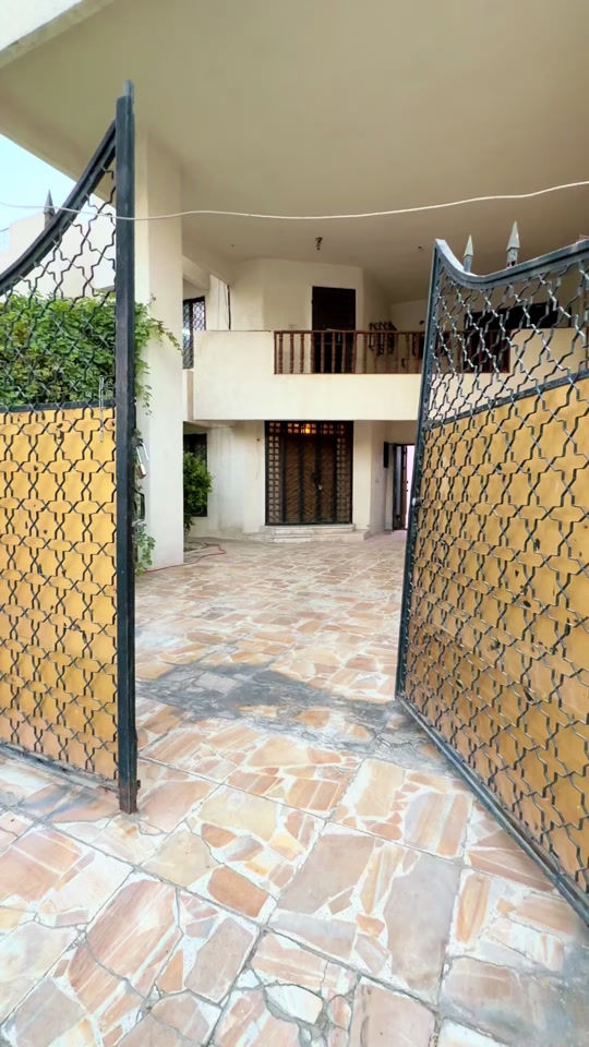 دار للايجار مساحه 430 متر ركن يرهم تجاري وسكني دار يحتوي على 6 غرف نوم مع صلات كبيره ومطبخ حاربارد وحديقه كبيره جدا للاستفسار ***********                         #للايجار #عقارات_بغداد #عقارات_بغداد #حي_الجامعه_شارع_الربيع #تجاري  
