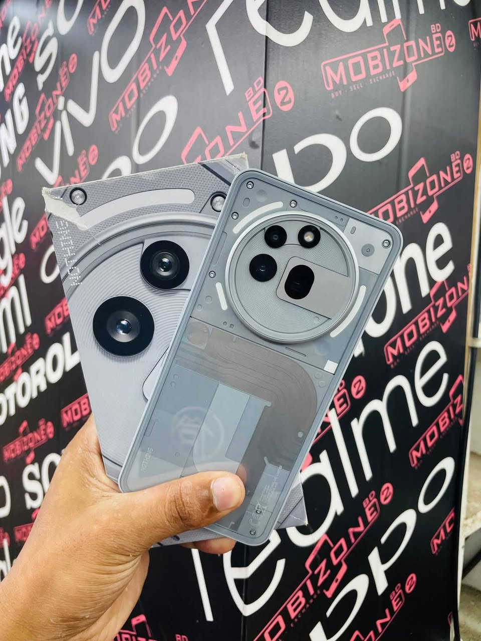 سلام عليكم Nothing Phone 3a Pro تفاصيل متوفر توصيل جميع المحافظات 
ذكره 256+عشوائيه 12
 البطاريه 5000 
الكاميرا: خلفية ثلاثية 50+50+8 م.ب. / امامية 50 م.ب.
 لون رصاصي 
السعر 550
للعنوان البصره القبله حي القائم الرقم ***********
