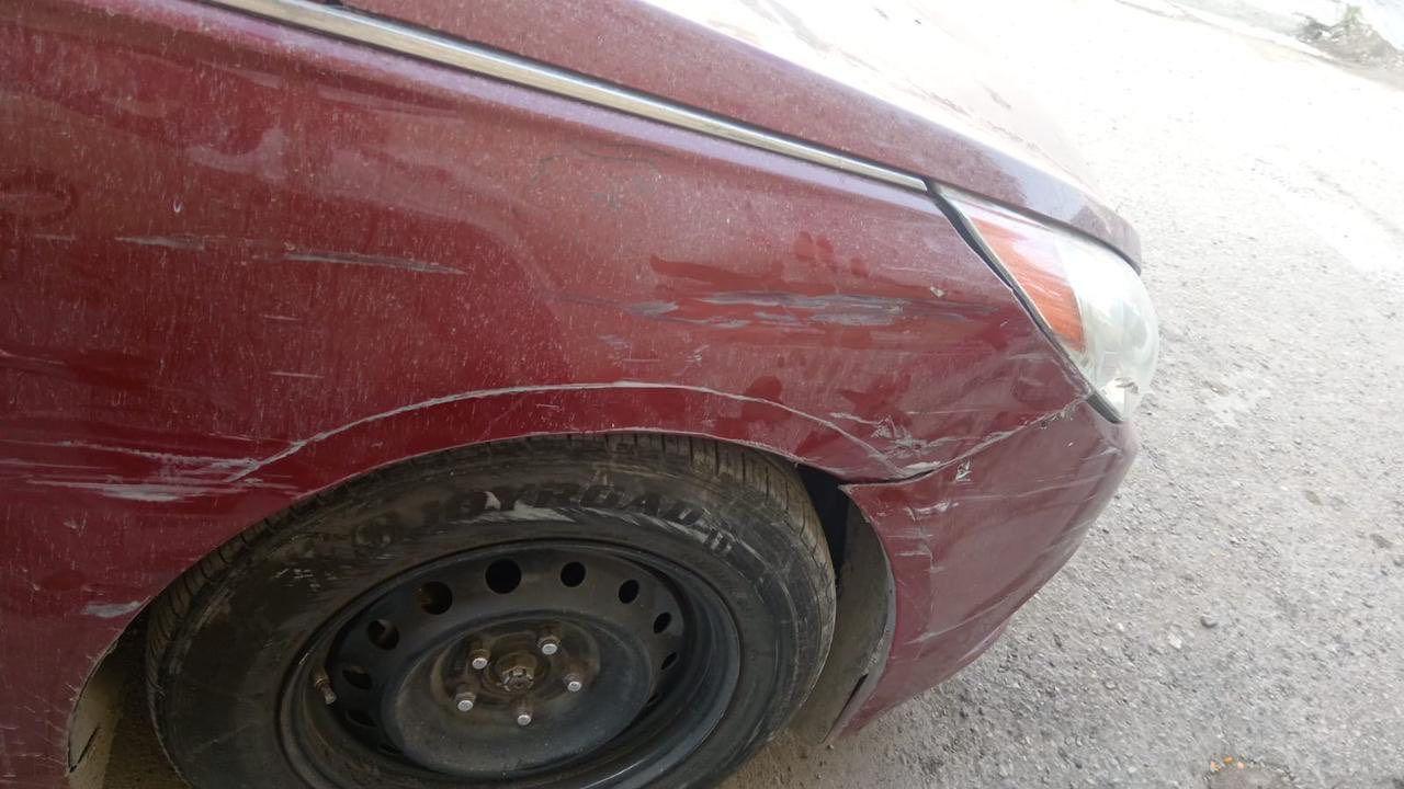 السلام وعليكم من رخصه الادمن بيع فقط 
سعر بلاش ب٨٥ ورقه فقط سعر نهائي 
سوناتا ٢٠١٣ امريكي فول الفول السياره سونار وكلشي راح اوضح بالمنشور هذني بصور طختين خفيفات يعني هنه بيهن صبغ اصلا بس تعيدهن وبس السياره رقم بغداد رقم نكليزي هزه وسنويه جديده ماشيه ١٠٠ وشويه مكينته جي دي اي ٢٤٠٠ صدر جديد امامي خلفي معايزها اي شي سياره بانوراما بصمه كشنات جلد كهرباء شاشه وهواي مواصفات بيها بعد 
مكاني بغداد غزاليه ‭٠٧٨٩ ٠٨٣ ٤١٢٨‬
