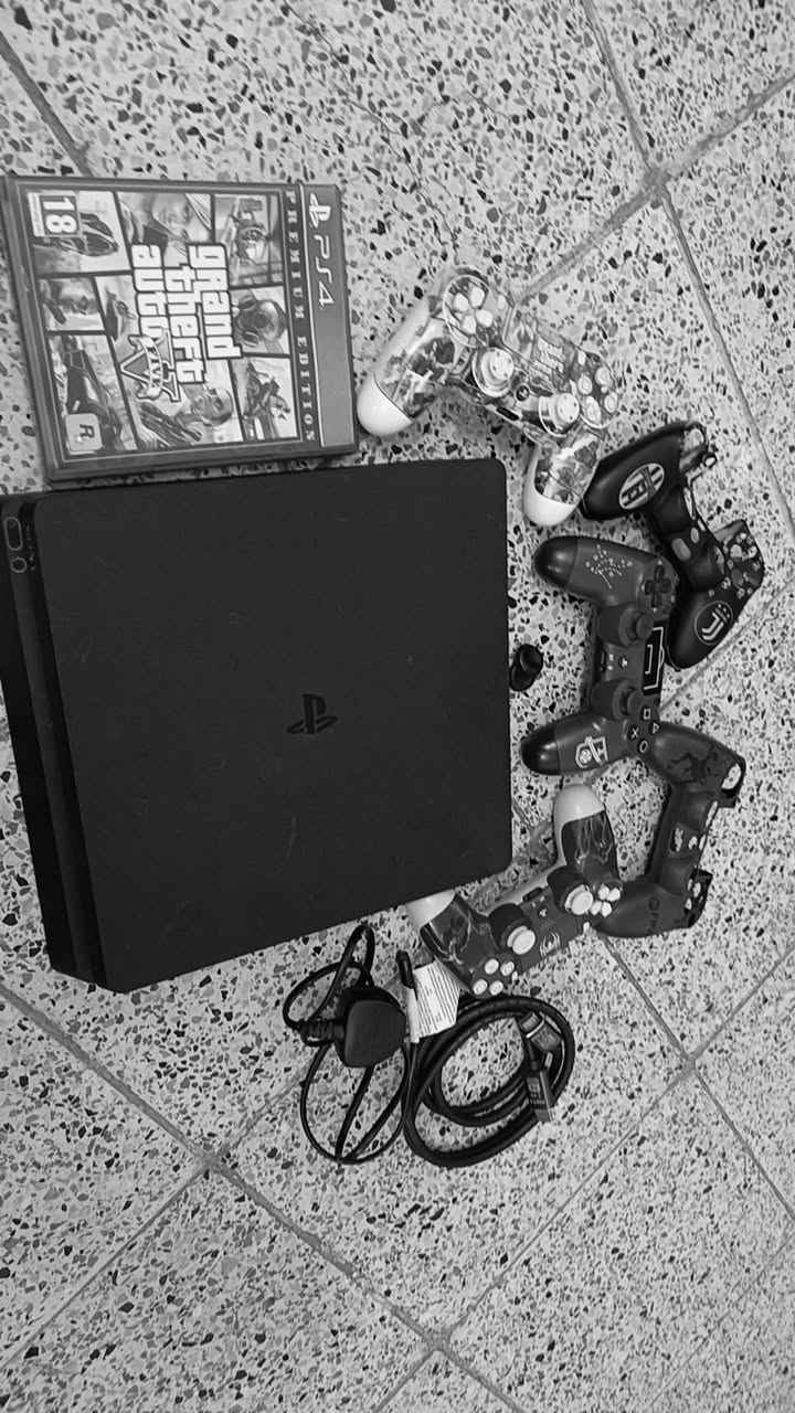 بلي فور4 سلم للبيع 
نضيف حيل ممصلح ابدد وبي بيس وفيفا وقرص GTA 5 ذاكره512 السعر250وبي مجال
الرقم :***********
