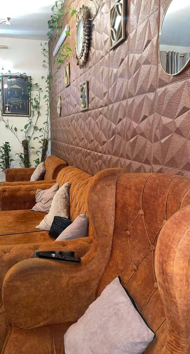 تخم تفصال عراقي  للبيع درجه اوله نظيف 100‎%‎ متكون من مقعد رباعي ومقعدين ثلاثي ومقعدين فردي وقبل 6 شهور من اخذته واريده بـ 500 الف 
مكاني بغداد الدوره ميكانيك 
وات ساب ***********
