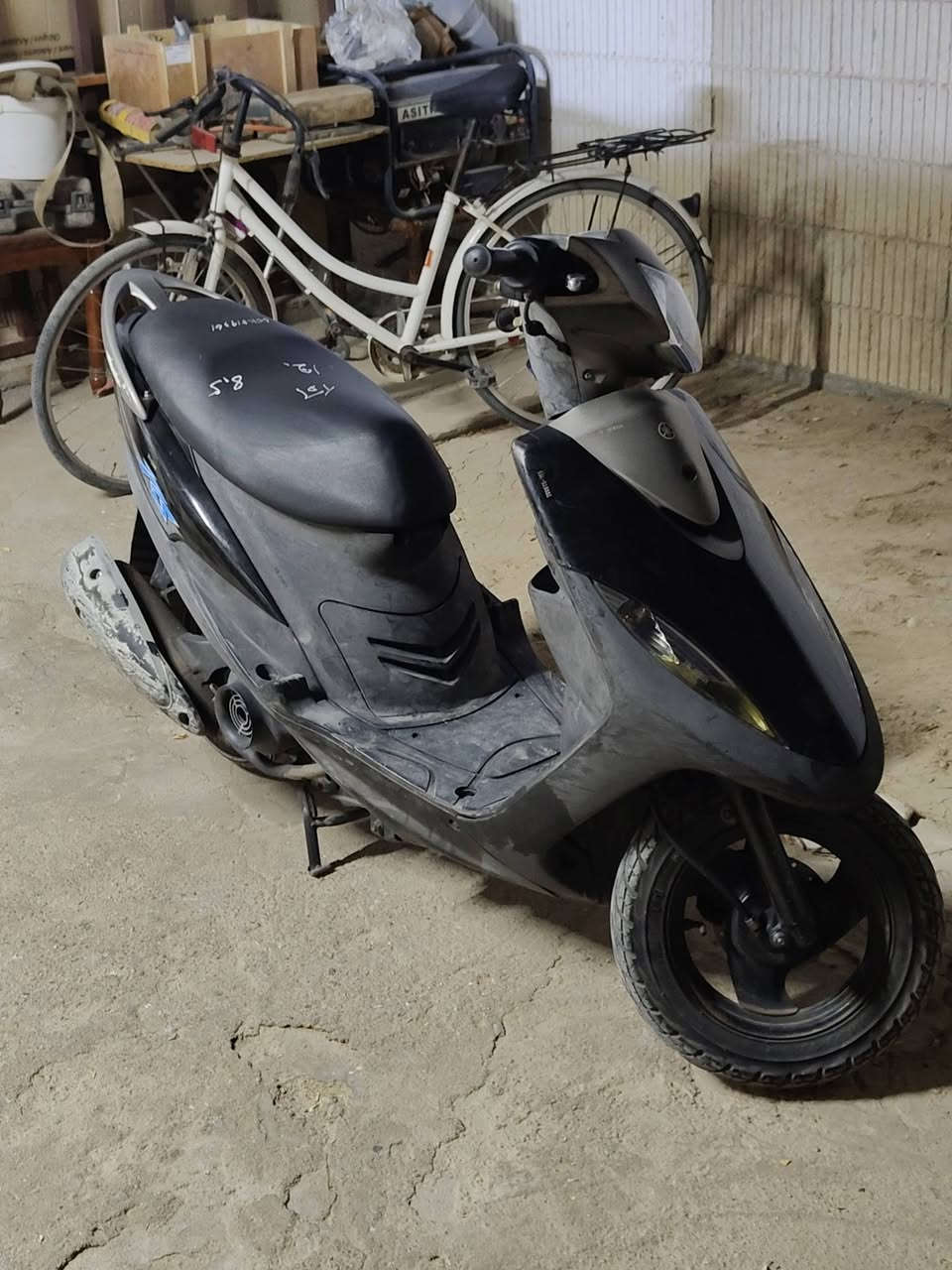 سلام عليكم ماكس عدلة بلادية للبيع كفالة عامة والمحرك شوفت عيونكم شلعة و معدل معدلها 115 الدراجة صالها خمس اشهر طالعة من الوكيل بيها ملاحضات بسيطة بالعداد  السعر 950 وبيه مجال للشراي علق وادخلك خاص للاستفسار *********** مكاني ميسان دور الگلية
