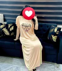 دشداشة طويلة • فانيلا زبدة • فري سايز ٥٠-٨٠كغ