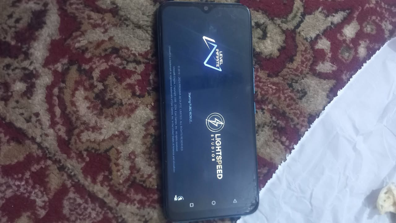 موبايل بي فطر بل شاشه 
سعر ٤٠ قفل شغال بوبجي فول 
قفل ٤٠ جهاز مداخل تصليح 
فقط الشاشه موضحه كدامك 
***********
