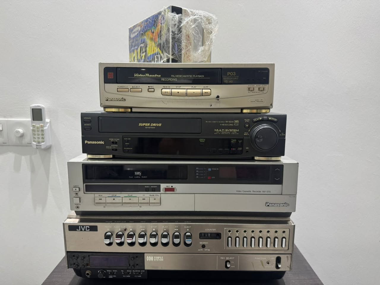 هذه الأجهزة هي أجهزة فيديو قديمة (VCRs) ماركة باناسونيك وجي في سي، وتعتبر من المقتنيات الكلاسيكية لعرض وتسجيل أشرطة VHS.  المجموع 4 
( السعر 75 الف ) 
لا اعلم بهم يشتغلن او لا


**إذا كنت صاحب هذا الإعلان وتريد حذفه لأي سبب، رجاءا أرسل رسالة إلى الدعم الفني**