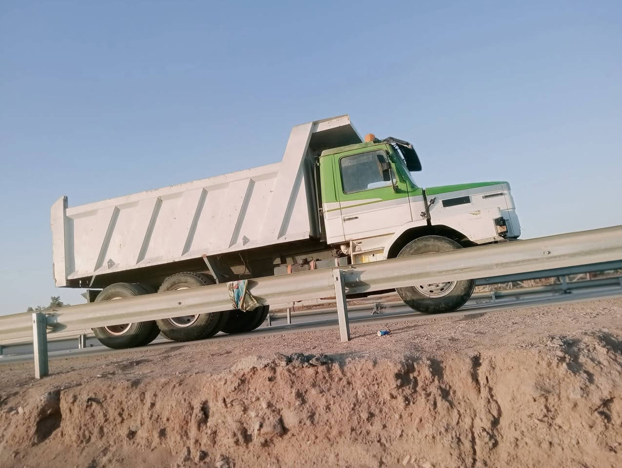 للبيع سكاني 112 مشروع وطني رقم بصره سنويه لل 27 راعيها يريد تحويل السياره جاهزه  مكينه عالسحق بوم ونوزل جديد تخم تاير 24 دشبول 13 فر السياره جاهزه للعمل مكان الناصريه مركز مدينة *********** سعر 140
