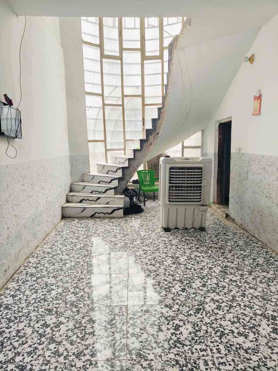 بيت مع تسعميت متر سند خمسة و عشرين قريب شارع النجف بدايه شارع الرجيبه السعر ميه وعشره ***********
