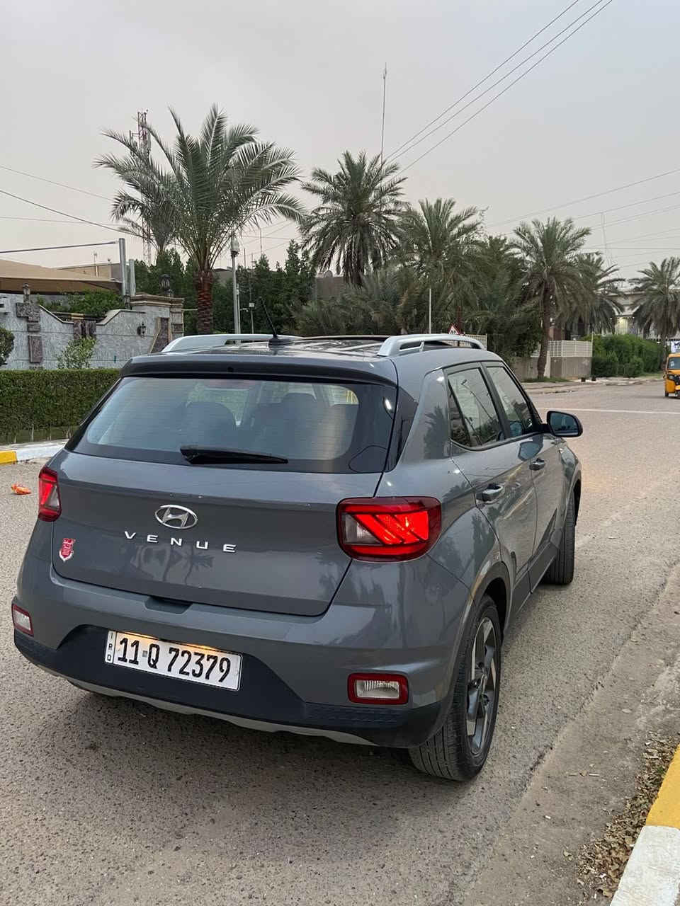 السلام عليكم 
هونداي فينيو للبيع 
موديل 2023 
ماشية 17000 mi
المواصفات:-
شاشة كاربلاي 
رادارات امامي خلفي 
داخل لونين 
فتحة سقف 
تبريد ثلج 
حادثها بنيد مبدل ومصبوغ ودعامية هم مصبوغة بدون شواصي بدون ايرباك 
السعر ١٤٠ وبيها مجال 
مكان السيارة بغداد شارع فلسطين 
***********
