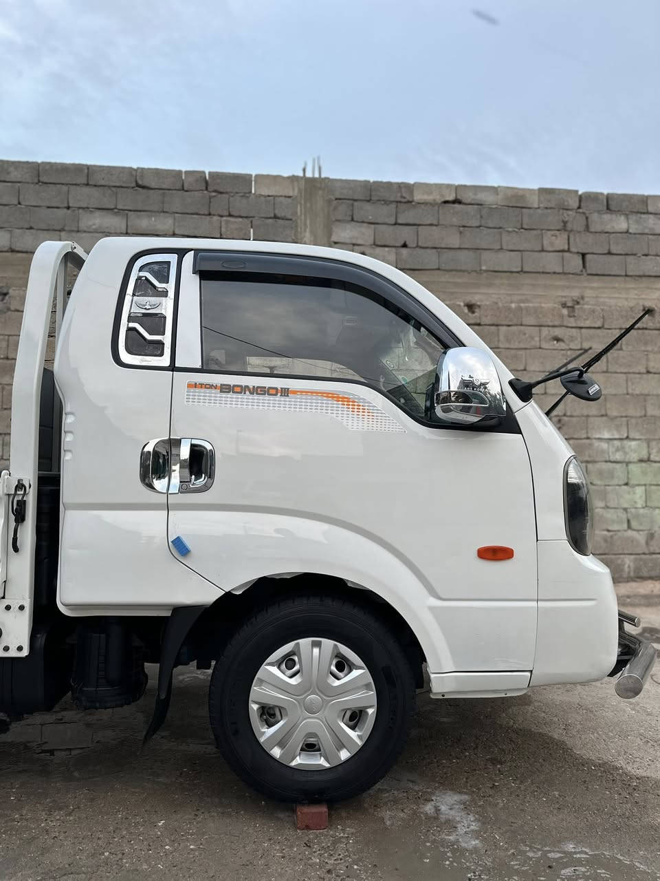 سلام عليكم اخوان بنكو 2016 سياره جديده بلاديه ماشيه 98حقيقي  اخت ل20 كفاله من ضربه وصبق وتبديل محرك بلادي حداديه كير شاصي كلهن كفاله تخم تاير صار سبوع شاده دوشمه جديده سياره جاهزه  تحويل مباشر لسعر   125.   وبيها مجال  لعلوان بصره ابو الخصيب الهاتف ***********
