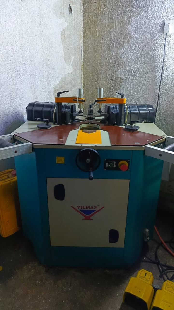 للبيع مكينة كبس زوايا الألمنيوم – تركية
مكينة Corner Crimping Machine
ماركة YILMAZ صناعة تركية أصلية 🇹🇷

🔹 تستخدم في تجميع وكبس زوايا شبابيك وأبواب الألمنيوم بدقة عالية.
🔹 تعطي زاوية قوية وثابتة بزاوية 90 درجة لإطارات الألمنيوم.

المواصفات:
 • شركة الصنع: YILMAZ Machine
 • نوع المكينة: مكبس زوايا الألمنيوم (Corner Crimping Machine)
 • نظام الكبس: هيدروليك
 • نظام التثبيت: مشابك هوائية
 • قوة الكبس: تقريبًا 2 × 5 طن
 • أقصى ارتفاع بروفايل: حوالي 180 مم
 • تشغيل بواسطة دواسة قدم للتحكم أثناء العمل
 • مناسبة لجميع بروفايلات الألمنيوم للشبابيك والأبواب

الحالة:
✔ شبه جديدة
✔ مستخدمة مرتين فقط
✔ تعمل بكفاءة عالية ولا تحتاج أي صيانة

📍 مناسبة لورش تصنيع الألمنيوم ومعامل الشبابيك والأبواب.

💰 السعر: يحدد بعد الاتصال

📞 للاستفسار: ( ***********)
