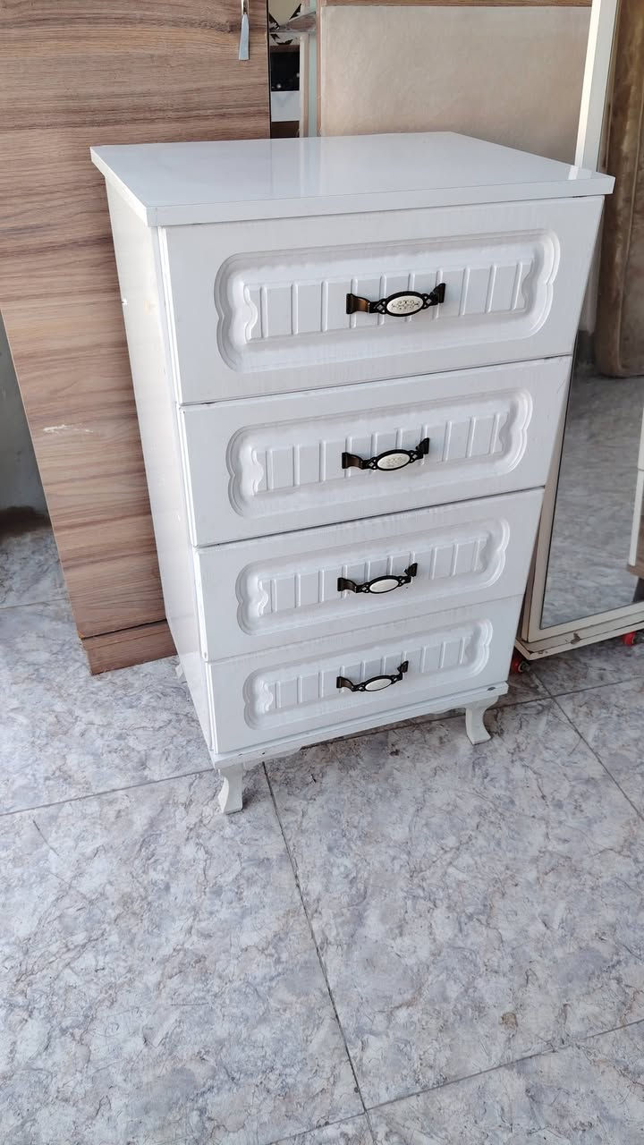 ميز تواليت كنتور ومساعد كنتور نظيف بسعر مناسب عنوان كركوك قصاب خانه قرب دفاع المدني *********** معرض الأخوين
