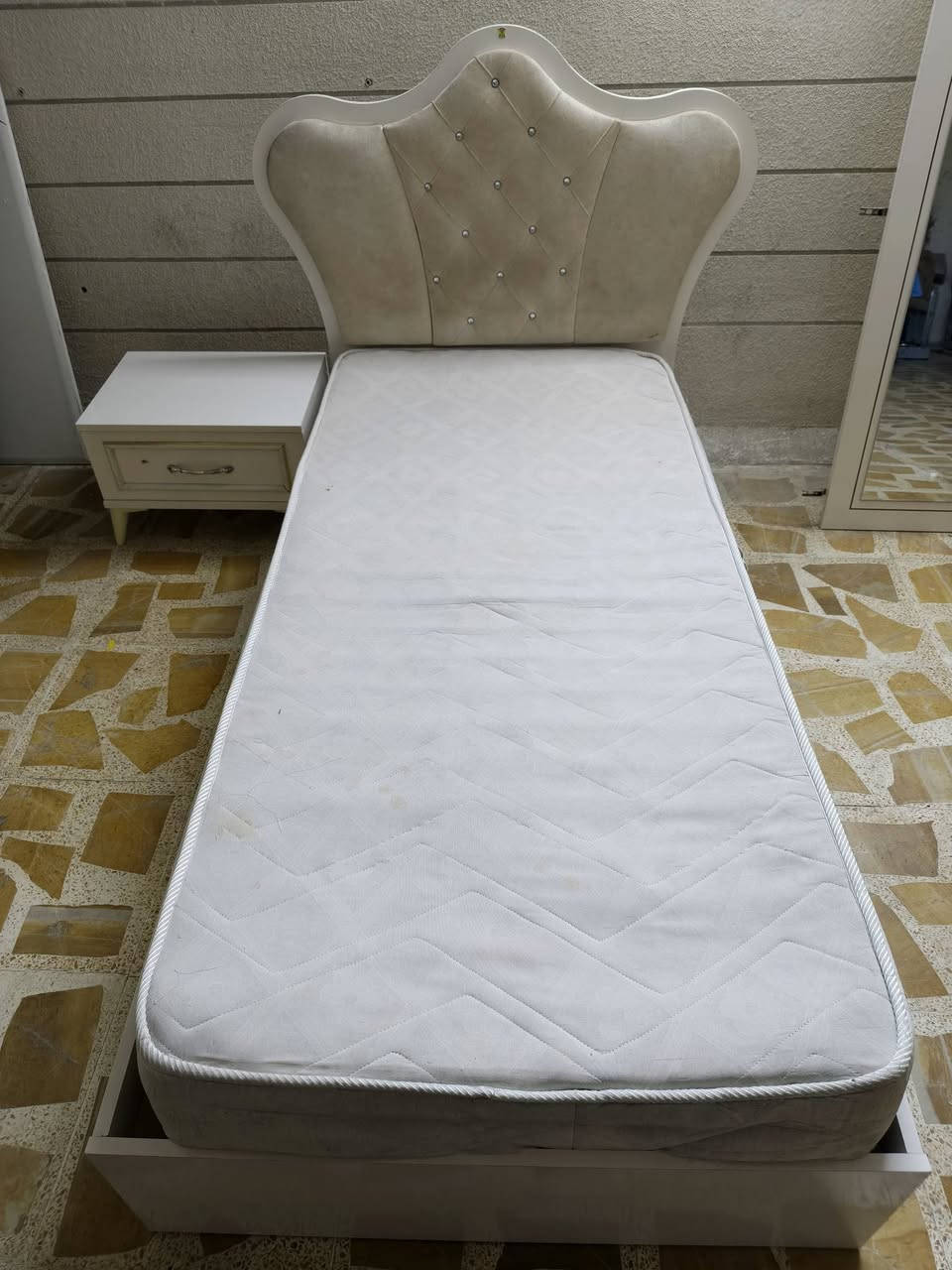 غرفة نوم للبيع كلش نضيفه الموشراي ياريت يرفع المنشور وشراي يتصل على هذا الرقم ‏‏‪***********‬‏ بي واتس
