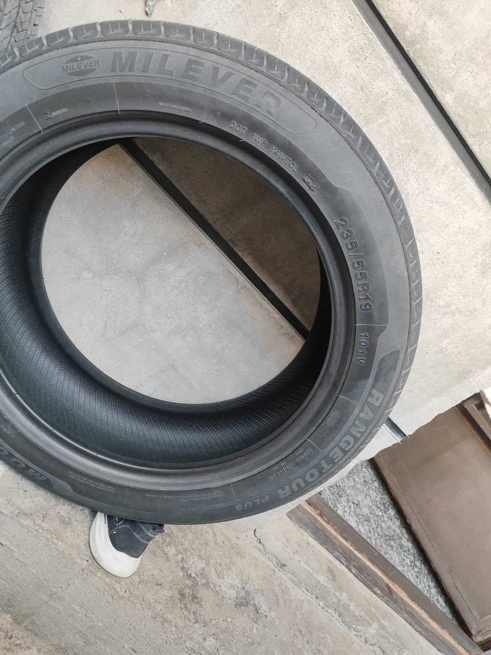 تايرات سورنتو  235/55/19 انتاج 25 للبيع ***********
