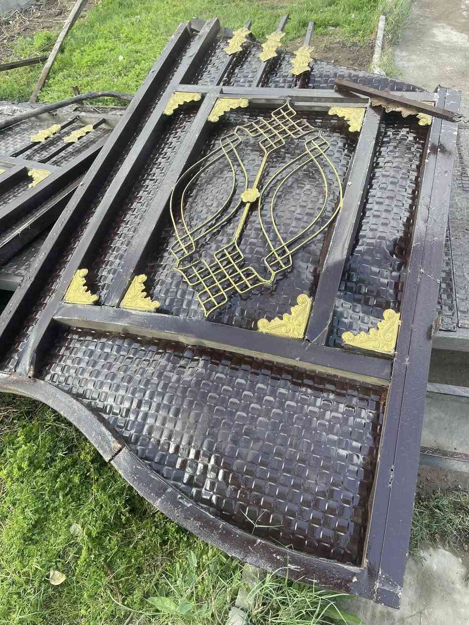 السلام عليكم سياج باب عرضه 7 امتار ونص مع طلاكتين نفس التصميم وجديد مثل متشوفون البلديه وكعته واريد ابيعه اتصال على الرقم***********
