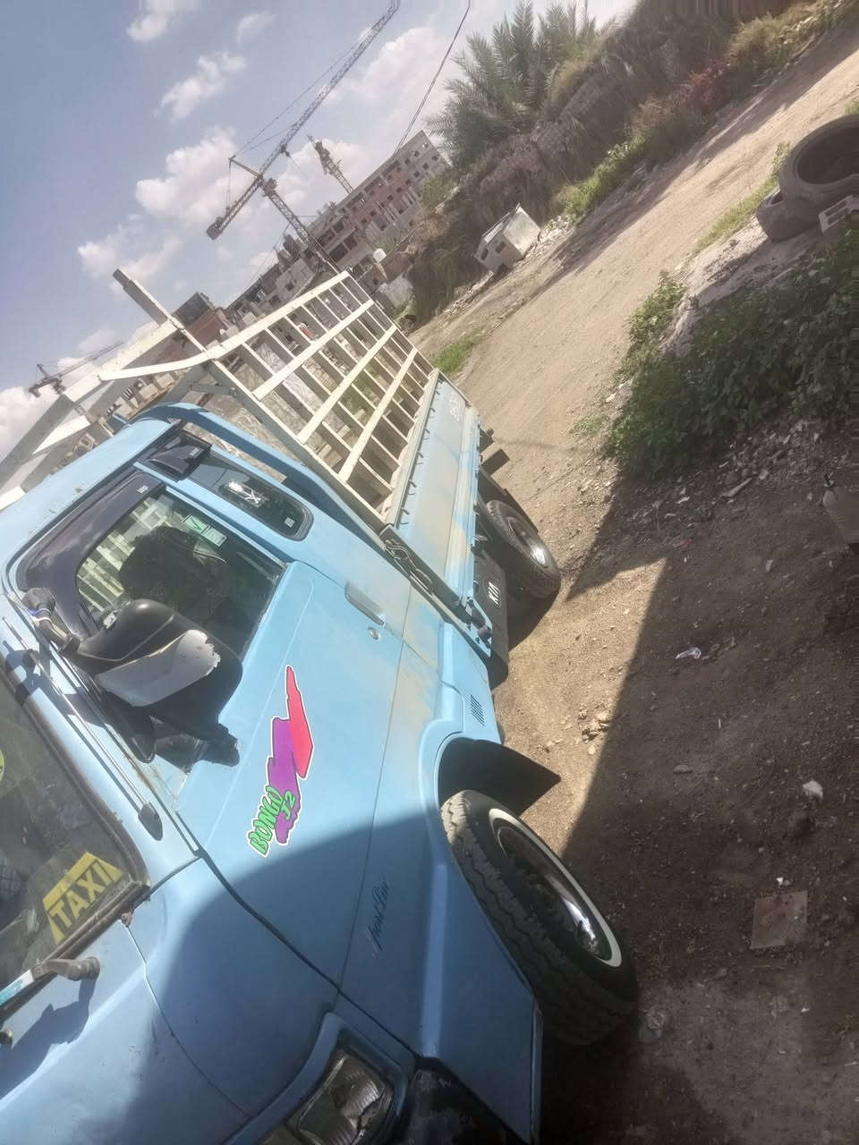 السلام عليكم سياره كيا حمل للبيع مدير 96 مكينه جديده سياره ما تعبانه داخل تخم تاير كله بكيس جير ومكينه شرط شراي على رقم التلفون***********
