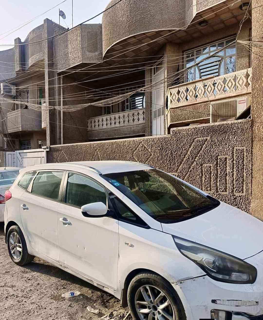 كيا كارينز 2016 ماشية 200 الدولية 
مابيها نقص (گير صدر محرك تبريد تايرات كله بحالة جيدة)
  العنوان : بغداد حي الأمين الثانية
 تحويل ثاني يوم باسمي ***********
السعر 125 مجالها بسيط حگ الجية

