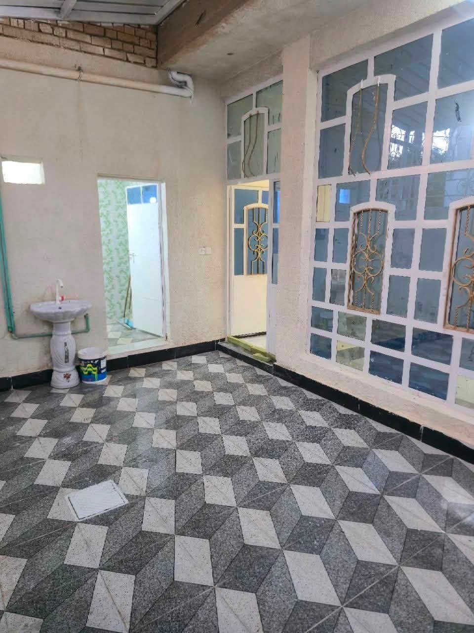 السلام عليكم بيت ركن  مع المحلات للبيع  مساحة 200 متر
البيت جاهز  للسكن وكامل مثل متشوف بالصور ترميم جديد الموقع شارع المستشفى قرب جامع قائم ال محمد للاستفسار الاتصال ع الرقم ***********
