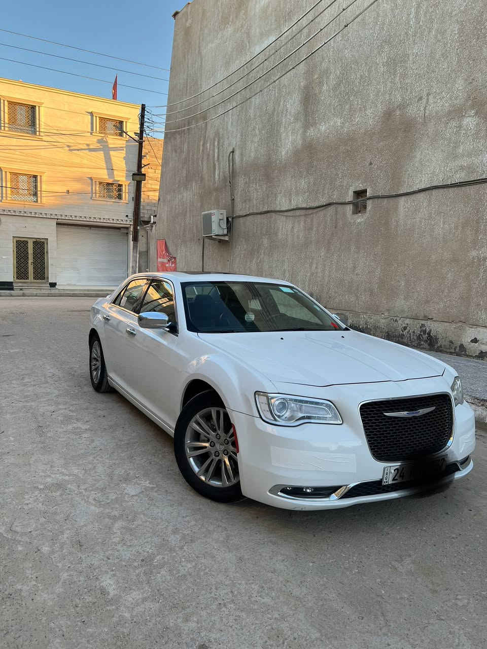 السلام عليكم 
للبيع اوبامه مديل 2016 اصل
كندي كلين تايتل 
سياره كفاله من فتح من ضربه ومن صبغ 
فقط الموضح بالصوره بارد بيهه. والباقي كفاله. 
سياره جديده معنى الكلمه 
مواصفات السياره ليمتد 
محرك 3600
شاشه كبيره 
كامره خلفيه
كشنات جلد 
كشنات كهرباء. تدفئه تبريد
فتحه بنراما 
ويل 18
ماشيه 153
عداد 260
تشغيل عن بعد
سبير مانازل 
وباقي المواصفات المعروفه 
رقم دهوك. الجديد سنويه ال31
مكاني بصره شط العرب 
رقم التلفون ***********
مارد ع فيس لحد يراسل ع فيس العباس عليه ليراسل
