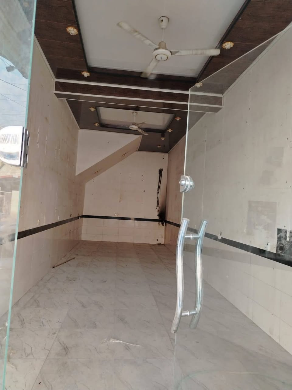 محل للايجار طول عشرة أمتار وعرض ثلاثه أمتار كان مشغول سوبر ماركت  حي العامل شارع عكش مقابل صيدلية السما عماره بيها اربع محلات   للاستفسار اكثر الاتصال بي على هذا الرقم ***********
