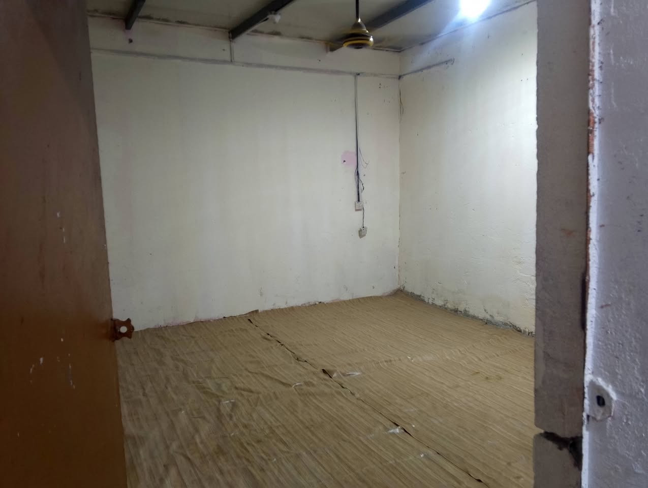 السلام عليكم بيت المساحه 100 متر على شارع حمدان يتكون من غرفين ومطبخ وصاله البيت جاهز للسكن السعر 36 مليون *********** ( ملاحضه لارض بلديه داخل بالتخطيط العمراني يعني ماعليه شئ)
