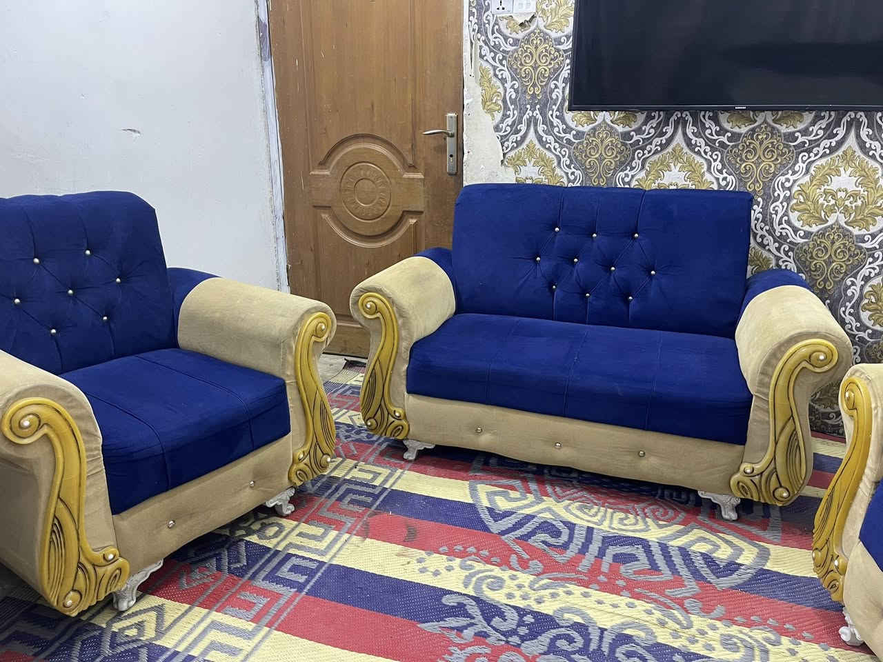 تخم 10 مقاعد مع طبله وسطيه نضيف بدون ضرر ب175قفله
***********
